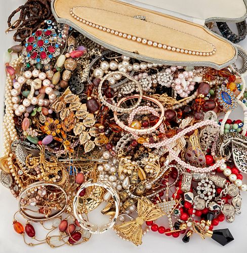A QUANTITY OF COSTUME JEWELLERY, including beaded and paste set necklaces, 