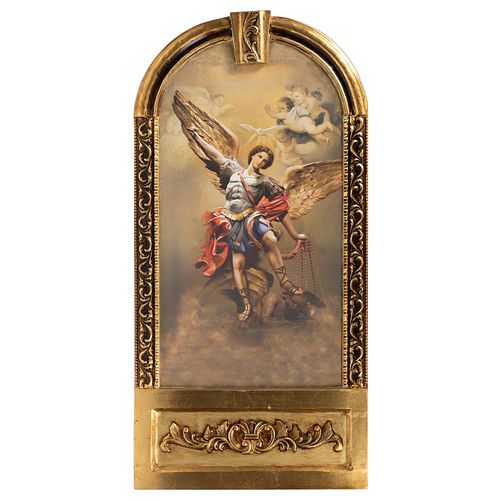 Panel de san Miguel Arcángel. SXX. Estructura de madera tallada y dorada con impresión adherida. 123 x 61 cm.