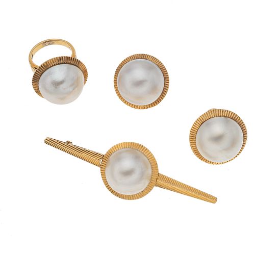 Prendedor, par de aretes y anillo con medias perlas en oro amarillo de 16k. 4 medias perlas cultivadas color blanco de 18 mm. Ta...
