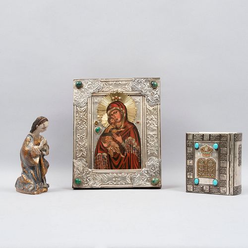 Lote mixto de artículos religiosos. Consta de:  Ícono. Virgen de Vladimir. En lámina repujada. 28 x 22 cm. Biblia Judía, otros. Pz: 3
