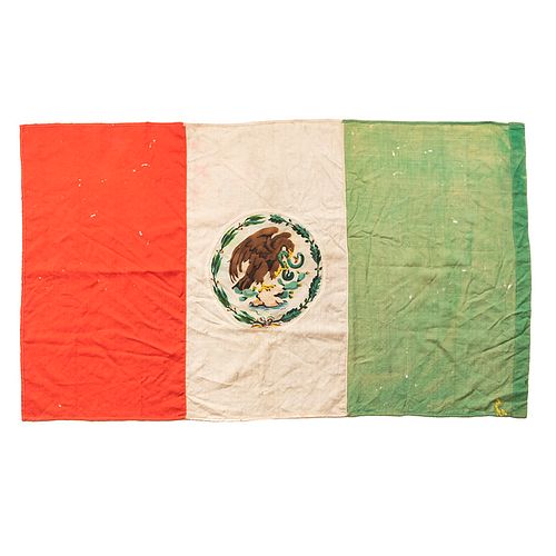 Bandera Nacional Mexicana. México ca. 1918. En lino, 154 x 89.5 cm., con Escudo Nacional pintado a mano sobrpuesto.