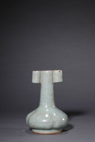 A Ge Type Ice Crackle Pierced Vase