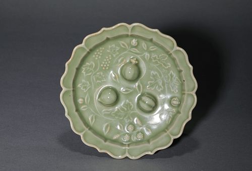 A Celadon Glaze ‘Sanduo’ Lobed Plate