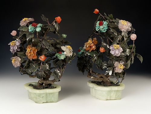 Pair of planters. China, pps. s.XX. In jade, hard stone flowers.