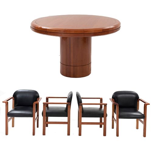 Mesa de juego y 4 sillones. SXX. Elaborados en madera. Sillones con tapicería de piel color negro. Mesa con cubierta circular. Pzs: 5