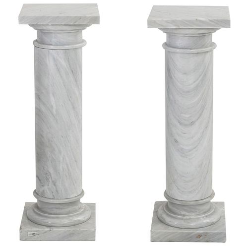Par de columas. SXX. Tallas en mármol. Basal y capitel cuadrangulares.. 96 x 32 x 32 cm.