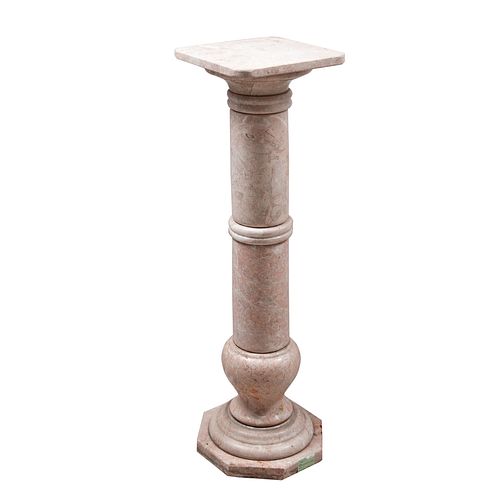 Pedestal. SXX. Diseño a manera de columna. Talla en mármol color beige. Con capitel cuadrangular. 90 cm de altura