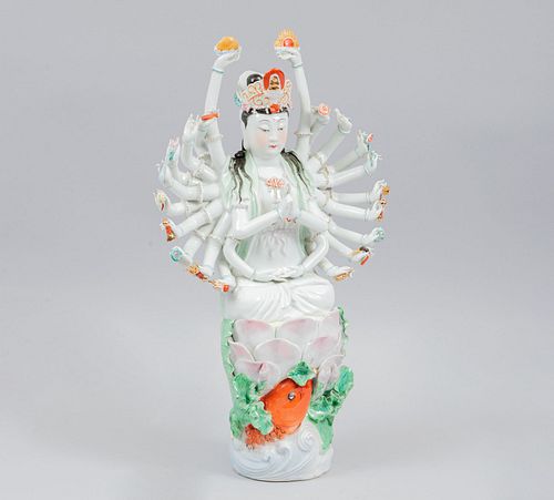 Avalokitesvara. China, años 70. Elaborada en porcelana policromada acabado brillante. 41 cm altura