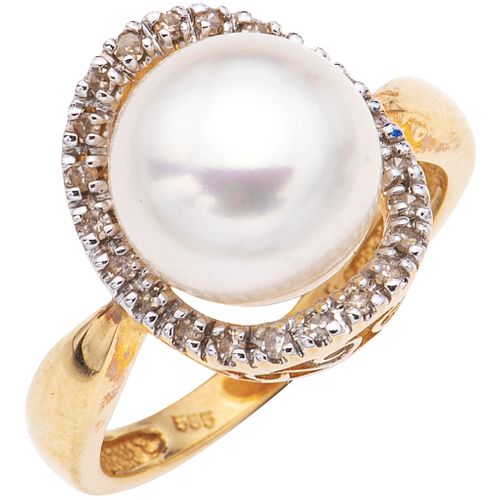 RING WITH CULTURED PEARL AND DIAMONDS IN 14K YELLOW GOLD 1 Cream-colored pearl, 8x8 cut diamonds ~0.10 ct. Size: 7 ½ | ANILLO CON PERLA CULTIVADA Y DI