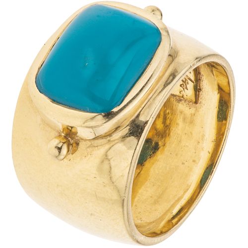 RING WITH TURQUOISE IN 18K YELLOW GOLD, TANYA MOSS 1 Cabochon cut turquoise. Weight: 11.6 g. Size: 6 ½ | ANILLO CON TURQUESA EN ORO AMARILLO DE 18K DE