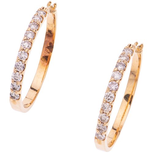 PAIR OF EARRINGS WITH DIAMONDS IN 14K YELLOW GOLD Brilliant cut diamonds ~1.20 ct. Weight: 7.8 g | PAR DE ARRACADAS CON DIAMANTES EN ORO AMARILLO DE 1