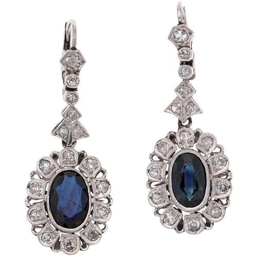 PAIR OF EARRINGS WITH SAPPHIRES AND DIAMONDS IN 14K WHITE GOLD WITH HOOK IN 10K WHITE GOLD Weight: 6.0 g | PAR DE ARETES CON ZAFIROS Y DIAMANTES EN OR