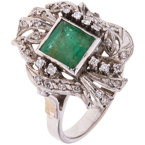 RING WITH EMERALD AND DAIMONDS IN 14K WHITE GOLD 1 Square cut emerald ~1.10 ct, 8x8 cut diamonds  Size: 7 | ANILLO CON ESMERALDA Y DIAMANTES EN ORO BL