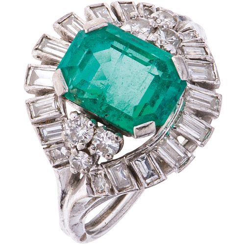 RING WITH EMERALD AND DIAMONDS IN 14K WHITE GOLD 1 Octagonal cut emerald ~2.20 ct, Diamonds (different cuts) ~0.43 ct | ANILLO CON ESMERALDA Y DIAMANT
