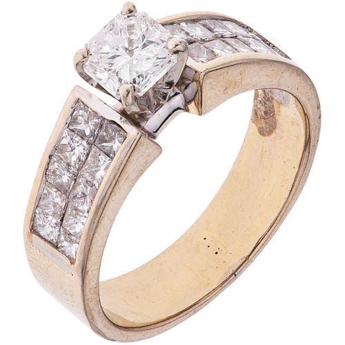 RING WITH DIAMONDS IN 18K WHITE GOLD 1 Princess cut diamond ~0.40 ct Clarity: I2-I3, Princess cut diamonds ~0.60 ct | ANILLO CON DIAMANTES EN ORO BLAN