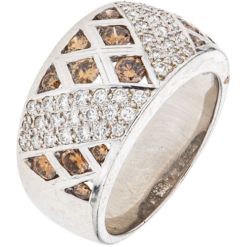RING WITH DIAMONDS IN 18K WHITE GOLD Brilliant cut diamonds ~0.62 ct, Brilliant cut brown diamonds ~0.68 ct. Size: 7 | ANILLO CON DIAMANTES EN ORO BLA