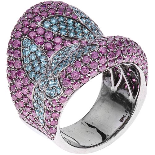 RING WITH SYNTHETIC RUBIES AND DIAMONDS IN 18K WHITE GOLD Round cut synthetic rubies ~2.50 ct, Blue diamonds | ANILLO CON RUBÍES SINTÉTICOS Y DIAMANTE