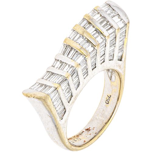 RING WITH DIAMONDS IN 18K WHITE GOLD Baguette and trapezoid baguette cut diamonds ~2.71 ct. Size: 7 | ANILLO CON DIAMANTES EN ORO BLANCO DE 18K con di