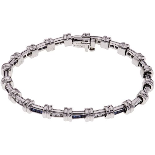 BRACELET WITH SAPPHIRES AND DIAMONDS IN PLATINUM Square cut sapphires ~0.90 ct, Brilliant cut diamonds ~0.90 ct. Weight: 53.5 g | PULSERA CON ZAFIROS 