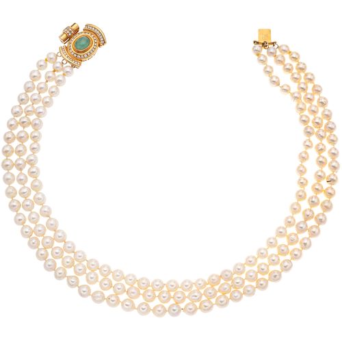 NECKLACE WITH CULTURED PEARLS AND CLASP IN 18K YELLOW GOLD WITH EMERALD AND DIAMONDS Weight: 137.3 g | COLLAR DE PERLAS CULTIVADAS Y BROCHE EN ORO AMA