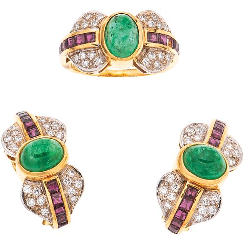 SET OF RING AND PAIR OF EARRINGS WITH EMERALDS, RUBIES AND DIAMONDS IN 18K YELLOW GOLD Weight: 18.5 g | JUEGO DE ANILLO Y PAR DE ARETES CON ESMERALDAS