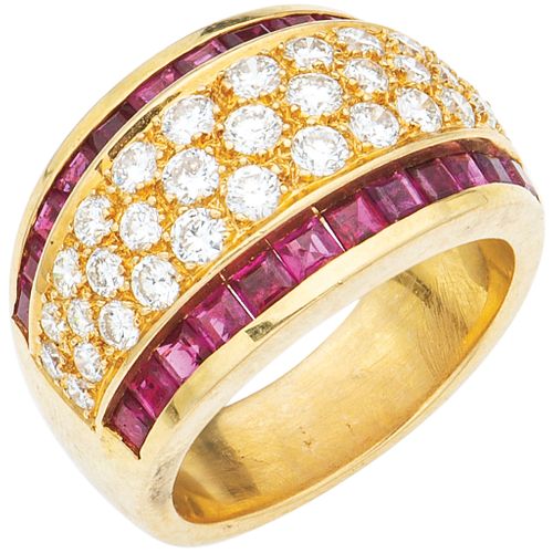 RING WITH RUBIES AND DIAMONDS IN 18K YELLOW GOLD Square cut rubies ~1.80 ct, Brilliant cut diamonds ~1.0 ct. Size: 6¾ | ANILLO CON RUBÍES Y DIAMANTES 