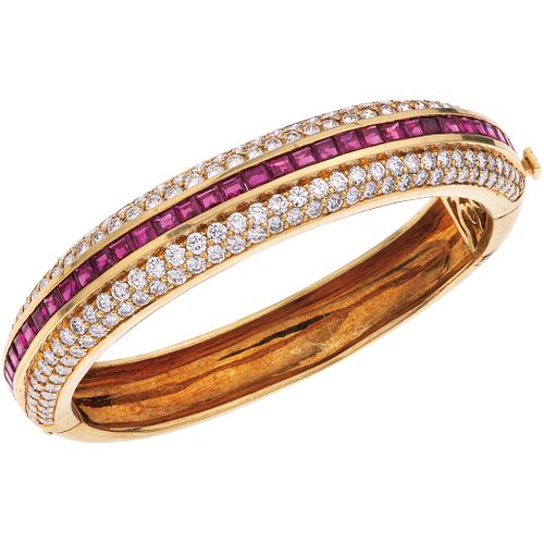 BRACELET WITH RUBIES AND DIAMONDS IN 18K YELLOW GOLD Square cut rubies ~2.50 ct, Brilliant cut diamonds ~5.50 ct | PULSERA CON RUBÍES Y DIAMANTES EN O