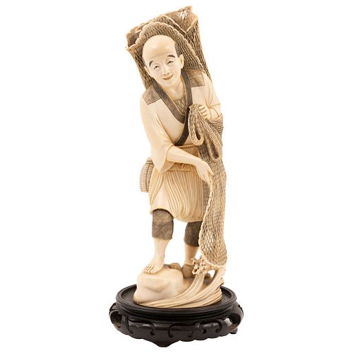 FISHERMAN, JAPAN, EARLY 20TH CENTURY, Ivory carving, sgraffito and inked. Includes wood base. Signed, 12.5" (32 cm) tall | PESCADOR JAPÓN, PRINCIPIOS 