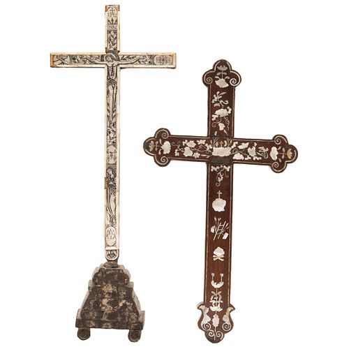 LOT OF TWO CROSSES 19TH CENTURY Made of wood with mother-of-pearl inlays. Mximum size: 20.4 x 7.6" (52 x 19.5 cm) | LOTE DE DOS CRUCES SIGLO XIX Elabo