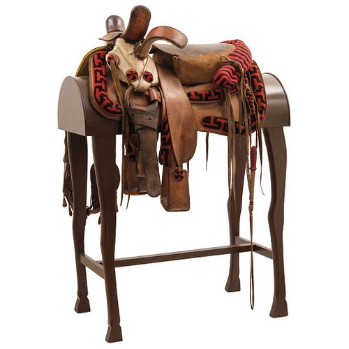 PACK SADDLE IN RED AND BLACK MEXICO, Ca. 1960 Attributed to Alberto Valencia. Skeleton saddle with square stirrups... | ALBARDA CHOMITEADA EN ROJO Y N