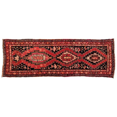 RUG IRAN, EARLY 20TH CENTURY Handmade with natural dyes, dark blue, red and beige 131.8 x 45.2" (335 x 115 cm) | TAPETE IRÁN, PRINCIPIOS DEL SIGLO XX 