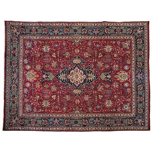 TABRIZ PERSIAN HERIZ-SERAPI DESIGN IRAN, Ca. 1960 Handcrafted with natural dyes in red, blue and green 153.9 x 118.1" (391 x 300 cm) | TABRIZ PERSA DI