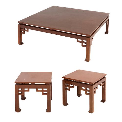 Mesa de centro y 2 mesas auxiliares. SXX. Estilo chinesco. Elaboradas en madera. Con cubiertas cuadrangulares. Pzs: 3