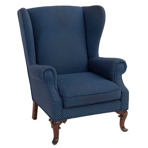 Sillón bergere. SXX. Estructura en madera. Con respaldo cerrado y asiento acojinado en tapicería color azul y soportes semicurvos.