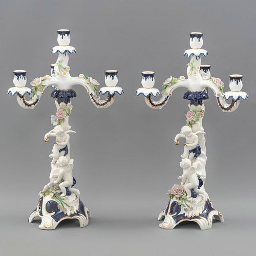 Par de candelabros. México, SXX. Elaborados en porcelana de Cuernavaca. Para 4 luces. Brazos orgánicos decorados con amorcillos.