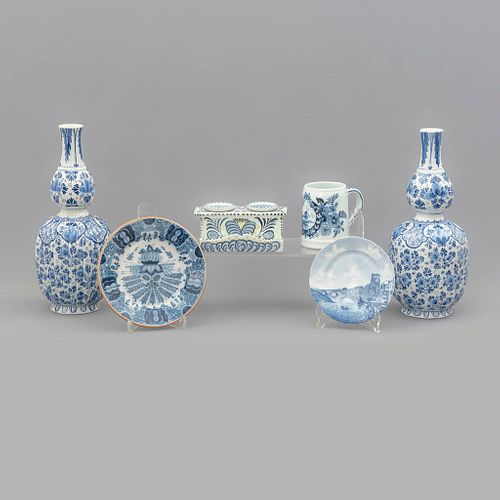 Lote de 6 piezas. Países Bajos, SXX Elaborados en porcelana Georg Schmider y Delft Consta de: 2 floreros gallonados, 2 platos, otros.