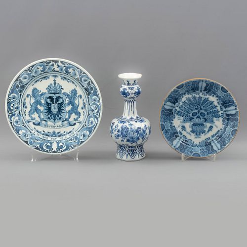 2 Platos y jarrón. Países Bajos, SXX Elaborados en porcelana Markum y Delft Decorados con escudo de la familia Real de Orange.