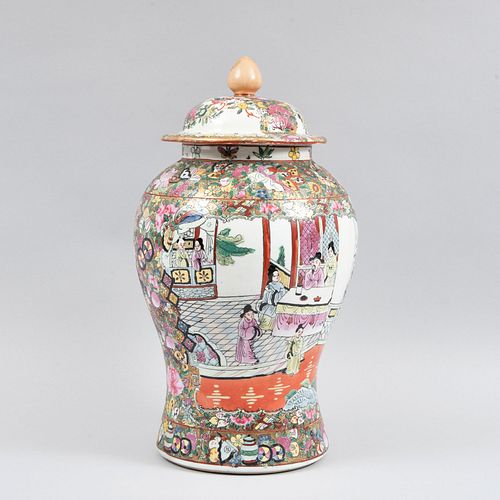 Tibor. Origen oriental, SXX. Elaborado en porcelana. Decorado con motivos florales, vegetales, orgánicos. 42 cm de altura.