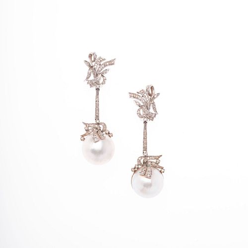 Par de aretes vintage con medias perlas y diamantes en plata paladio. 2 medias perlas cultivadas gris de 17 mm. 96 diamantes cor...
