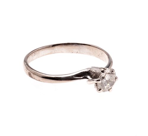 Anillo con diamante en plata paladio. 1 diamante corte brillante de 0.50 ct. Talla: 6. Peso: 1.7 g.