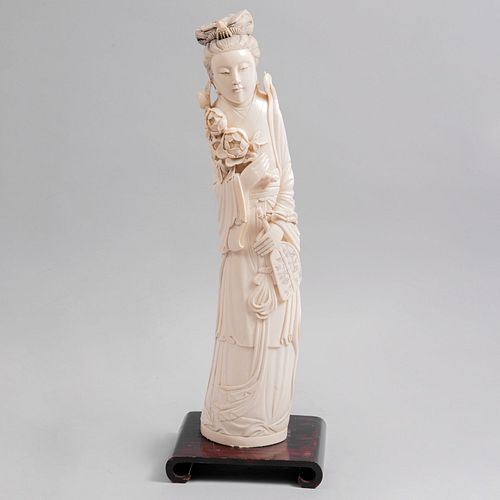 Quan Yin. Origen oriental, SXX. Talla en marfil con detalles entintados. Base de madera. 51 cm de altura.