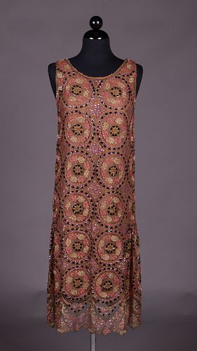 A FINE ENCRUSTED GOLD LAME EVENING DRESS, EARLY 1920s