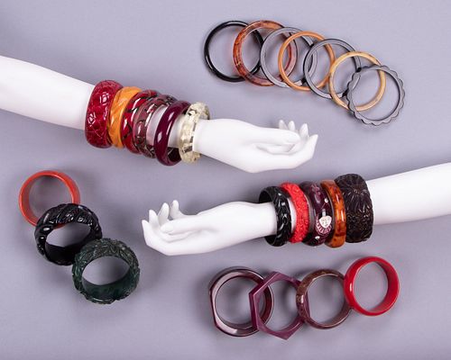 GENEROUS GROUPING OF VINTAGE BANGLES, 1940-1960s
