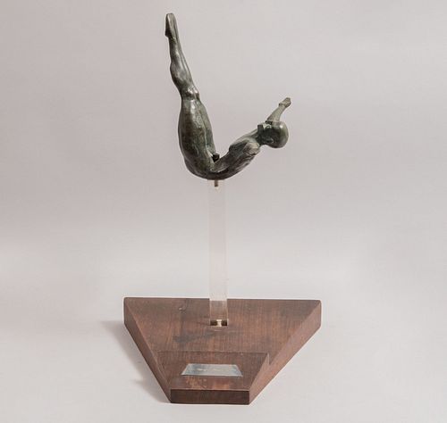 ANÓNIMO. Clavado en posicion B. Escultura en bronce. Con base de madera. 46 cm de altura.