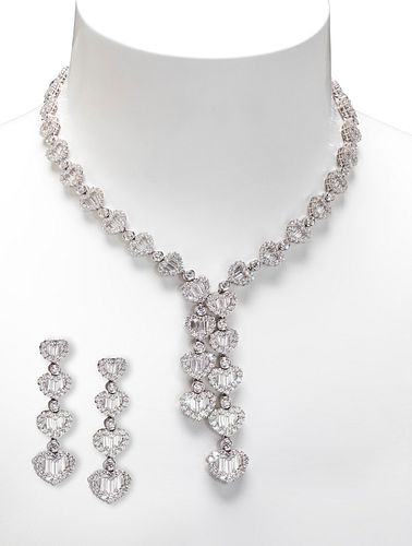 Set of necklace and pair of earrings in 18kt white gold and diamond rosettes.