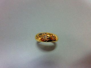 An Edwardian 18ct gold and diamond ring, set with an old round brilliant diamond between two smaller