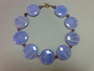 A blue lace agate and amethyst necklace, with 40mm diameter blue lace agate discs alternating with 8