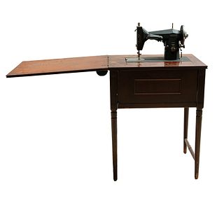 Lote de 2 muebles. SXX. Consta de Máquina de coser eléctrica. Estados Unidos, Marca Kenmore y mesa de centro en madera.