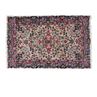 Tapete. SXX. Estilo Mashad. Elaborado en fibras de lana y algodón. Decorados florales en tonos rosas y azules.