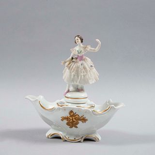 Porta pinceles. Alemania, SXX. Elaborado en porcelana Volkstedt. Decorado con bailarina, motivos florales, orgánicos y esmalte dorado.